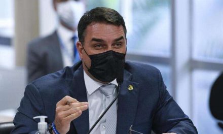 Agora suplente da CPI da Covid, Flávio Bolsonaro pode interferir nas investigações