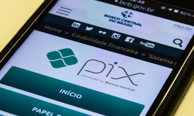 Mulher é presa após comprar lanches com Pix falso por seis meses