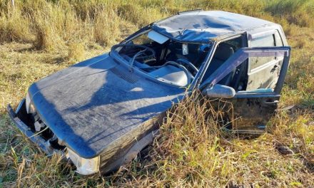 Três jovens ficam feridos após carro capotar na BR-354 em Arcos