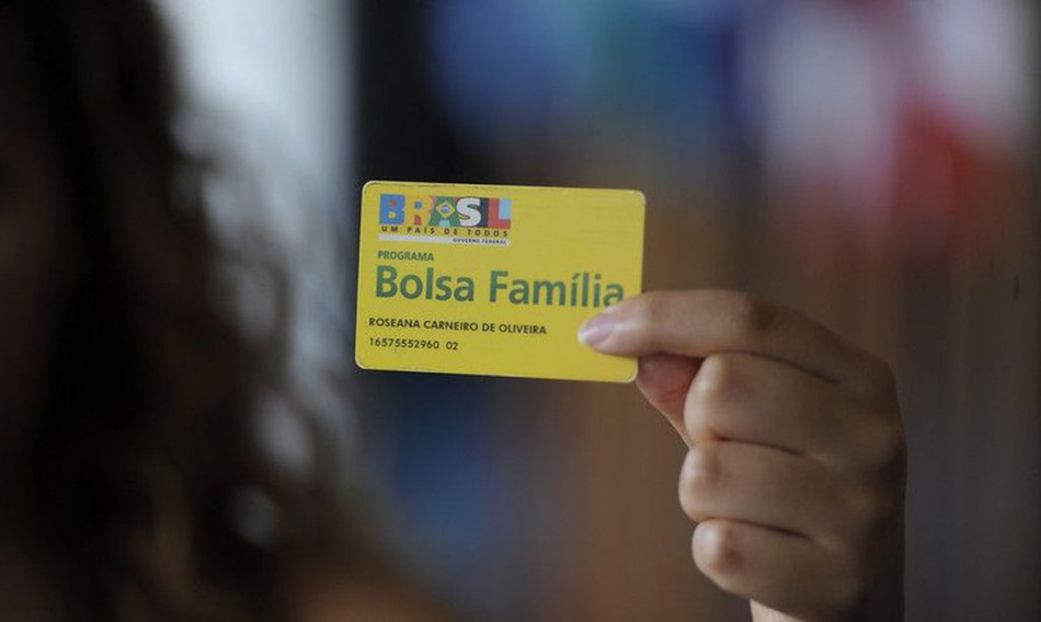 Governo prevê aumentar Bolsa Família para R$300 ainda neste ano