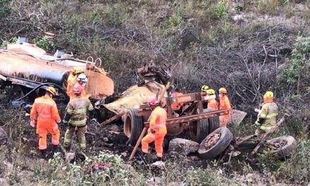 Motorista de caminhão-pipa morre ao despencar de ribanceira em Nova Lima