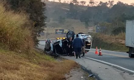 Colisão entre dois veículos de passeio é registrada na MG-050, em Divinópolis