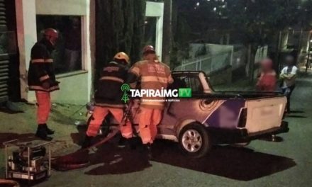 Colisão entre caminhonetes deixa vítima presa às ferragens em Campos Altos