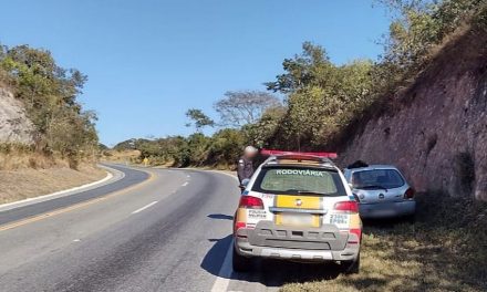 Motorista de veículo, com placas de Formiga, é detido e multado em mais R$ 1 mil