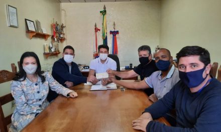 Prefeito recebe primeira parcela da devolução de R$ 300 mil do duodécimo da Câmara
