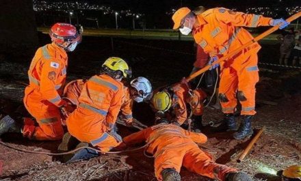 Com ajuda de adolescente, bombeiros salvam criança de 2 anos de buraco no Triângulo Mineiro