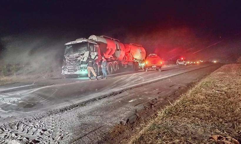 Batida entre caminhões deixa duas pessoas feridas no Sul de Minas