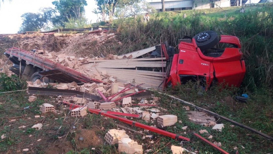 Jovem fica ferido após caminhão capotar em rodovia de Carmo da Mata
