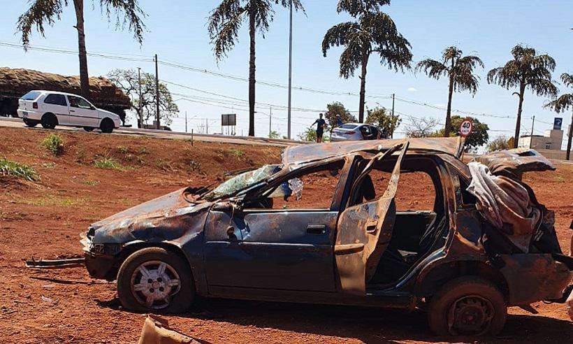 Motorista supostamente bêbado e sem carteira capota carro e mata homem