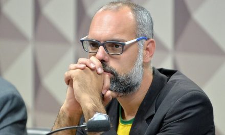 Moraes determina prisão e extradição do blogueiro Allan dos Santos