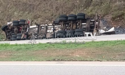 Homem morre após carreta tombar na BR-262