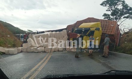 Carreta tomba e interdita a BR-354, próximo ao Mirante da Serra, em Córrego Danta