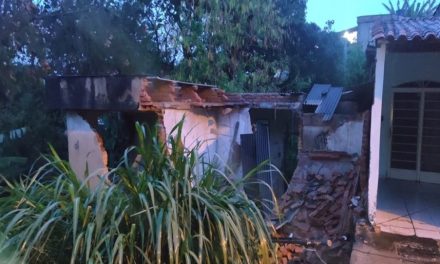 Inundação e desabamento são registrados durante chuva em Oliveira