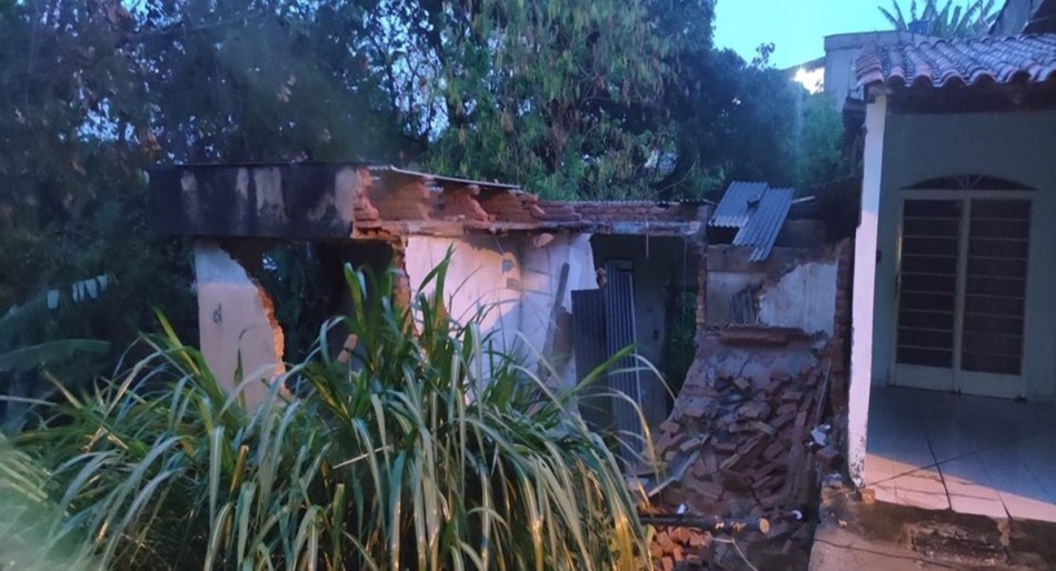 Inundação e desabamento são registrados durante chuva em Oliveira