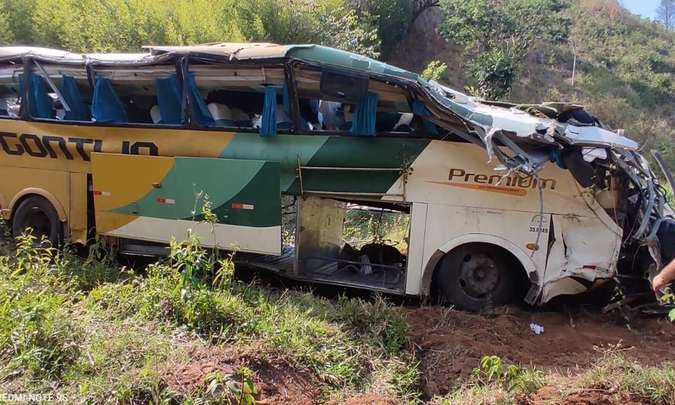 Poça d’água teria causado acidente de ônibus que matou 4 pessoas em Minas