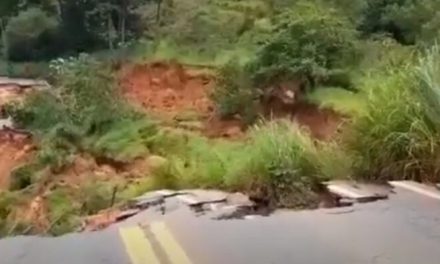 Trecho da MG-262 entre Mariana e Ponte Nova desaba e cratera se forma