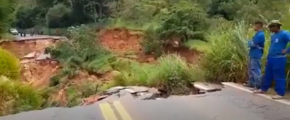 Trecho da MG-262 entre Mariana e Ponte Nova desaba e cratera se forma