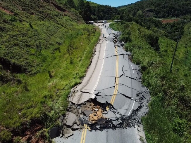 Pista cede e BR-381 é interditada nos dois sentidos em Nova Era