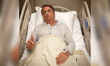 Médico de Bolsonaro chega ao Brasil para avaliar quadro do presidente