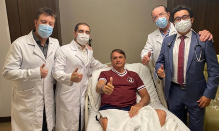 Bolsonaro diz que recebeu alta do hospital e publica foto com equipe médica