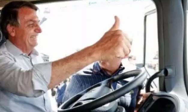 Bolsonaro sanciona lei que cria MEI caminhoneiro