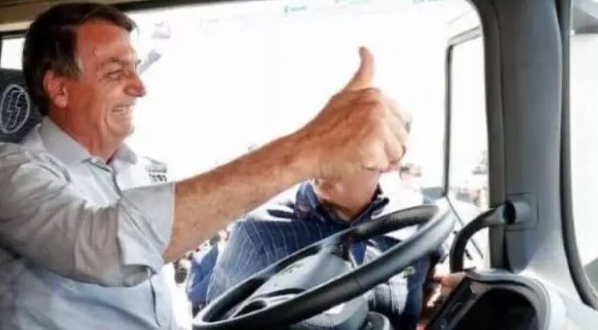 Bolsonaro sanciona lei que cria MEI caminhoneiro