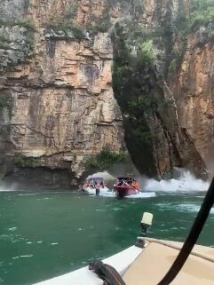 Cânion desaba, atinge lanchas de turistas e causa sete mortes em Capitólio, MG