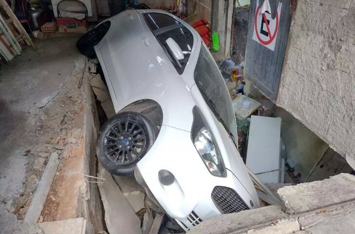 Piso de bar cede, veículo despenca e quatro pessoas ficam feridas em BH