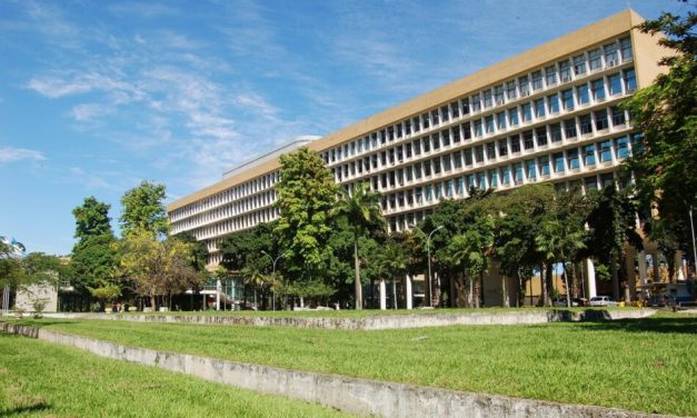 Covid-19 e gripe levam universidades a suspender aulas presenciais