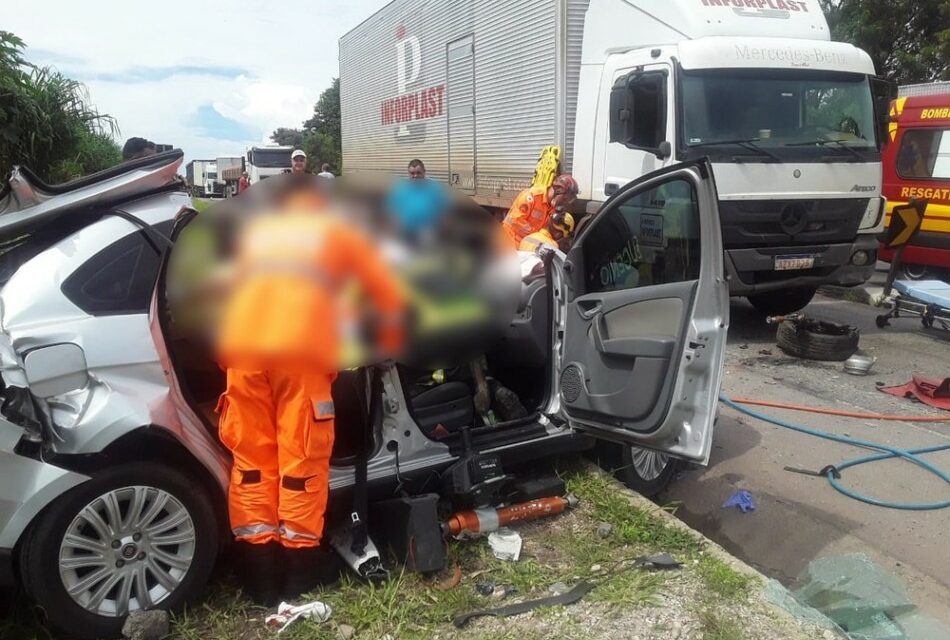 Batida entre carro e caminhão deixa idoso ferido na MG-050 em Divinópolis