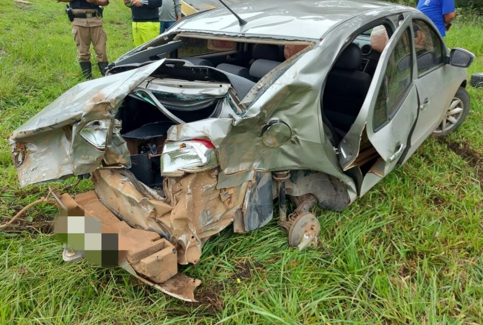 Colisão entre carro e carreta é registrada na MG-050, entre Formiga e Divinópolis