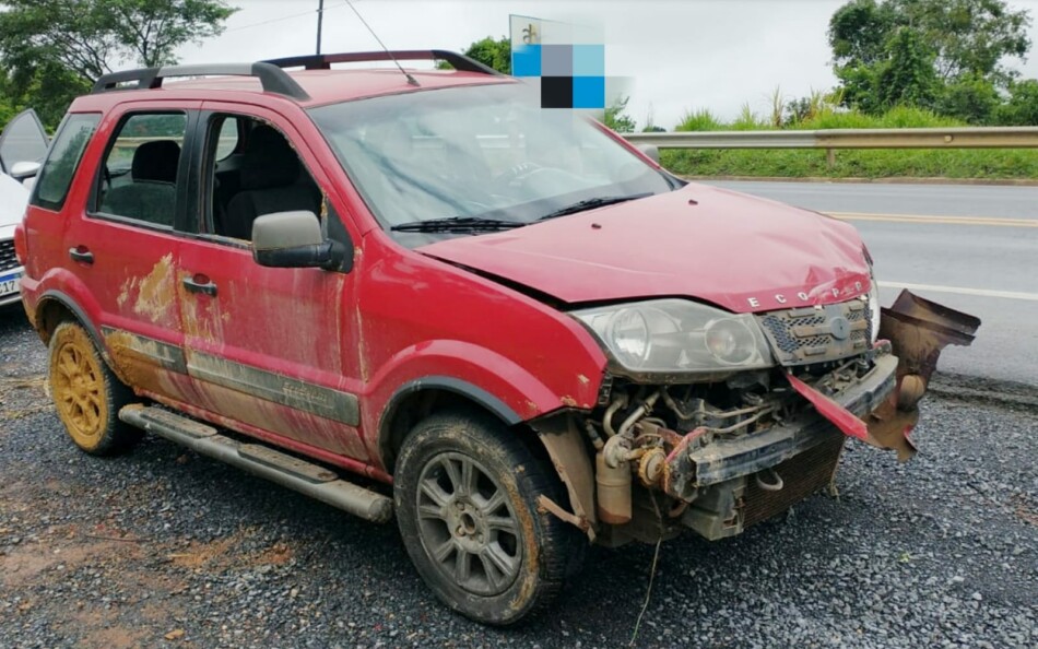 Veículo colide contra muro de gabião na MG-050, entre Córrego Fundo e Pimenta