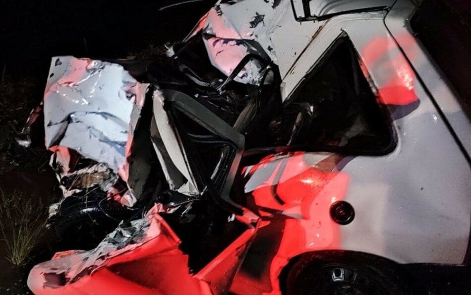 Homem morre após batida entre carro e carreta em Minas