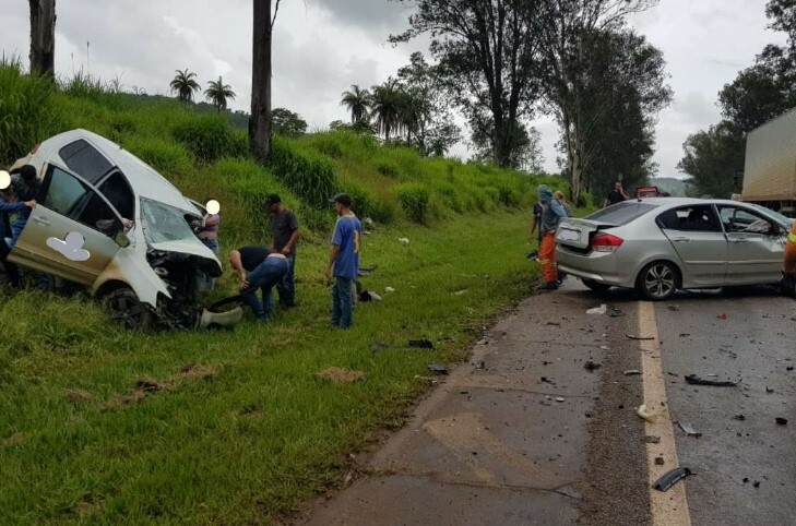 Acidente na MG-050 deixa três feridos e interdita rodovia