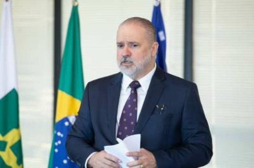 Aras não encaminha denúncias da CPI e senadores ameaçam protocolar impeachment