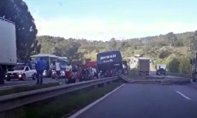 Uma pessoa morre após ônibus bater no canteiro central da Fernão Dias, em Santo Antônio do Amparo