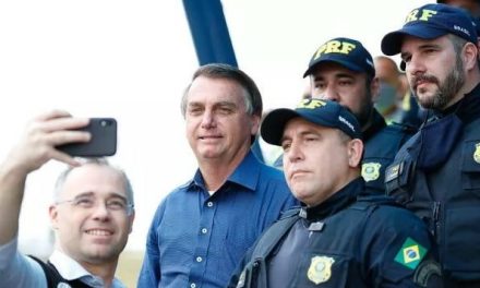 Bolsonaro mantém R$ 4,9 bi para fundão e R$ 1,7 bi para reajuste de servidores