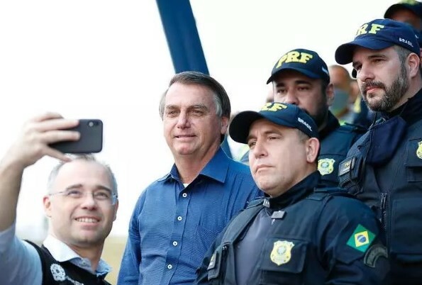 Bolsonaro mantém R$ 4,9 bi para fundão e R$ 1,7 bi para reajuste de servidores