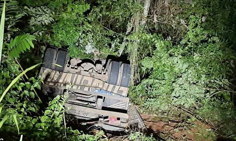 Sul de Minas: Jovem morre após caminhão cai 50 metros em ribanceira