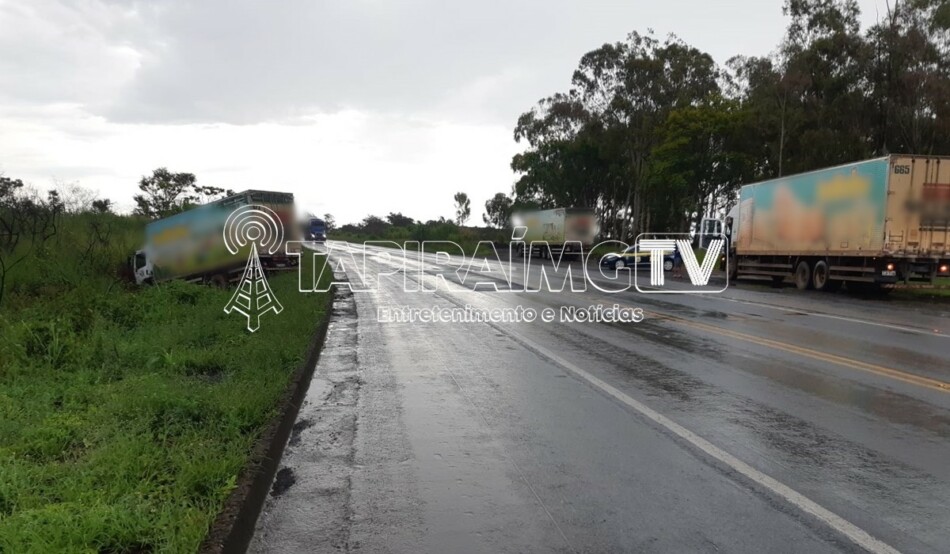 Motorista fica ferido após caminhão sair da pista na BR-262