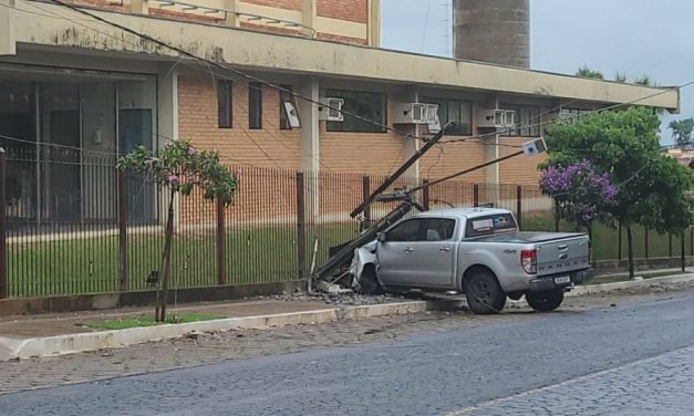 Caminhonete colide contra poste em Piumhi