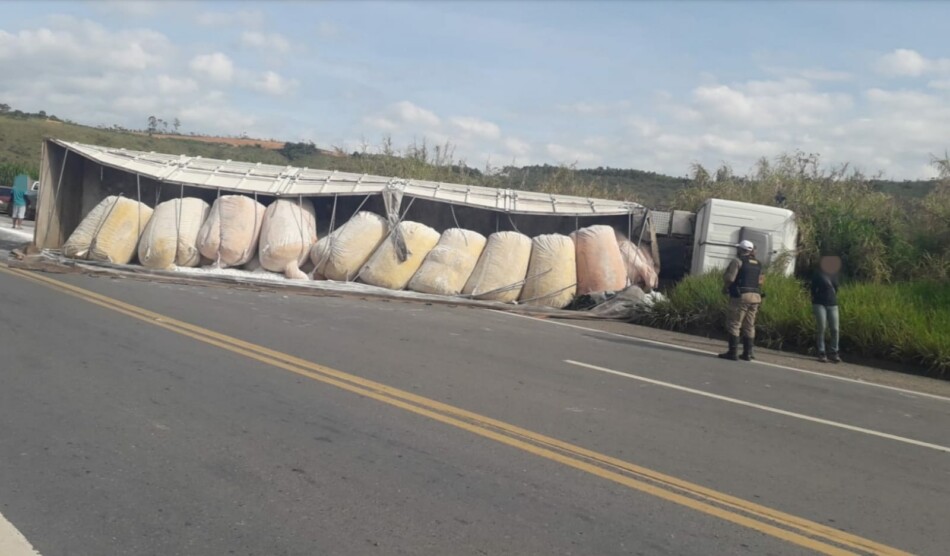 Carreta tomba na BR-354, entre Formiga e Arcos