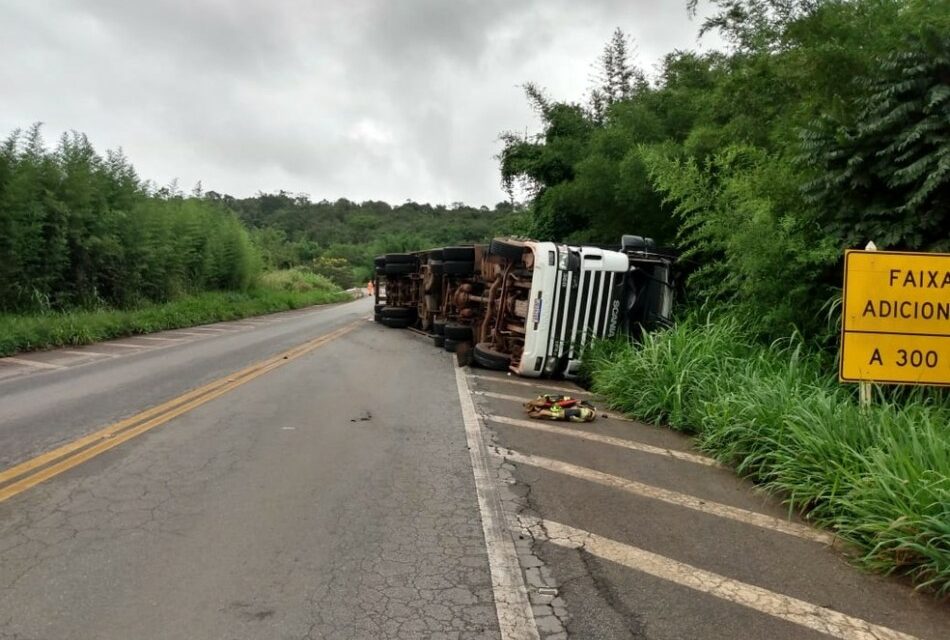 Caminhão carregado de carvão tomba na BR-494, entre Divinópolis e Nova Serrana