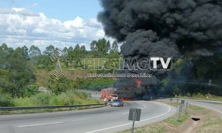 Carreta pega fogo na BR-262