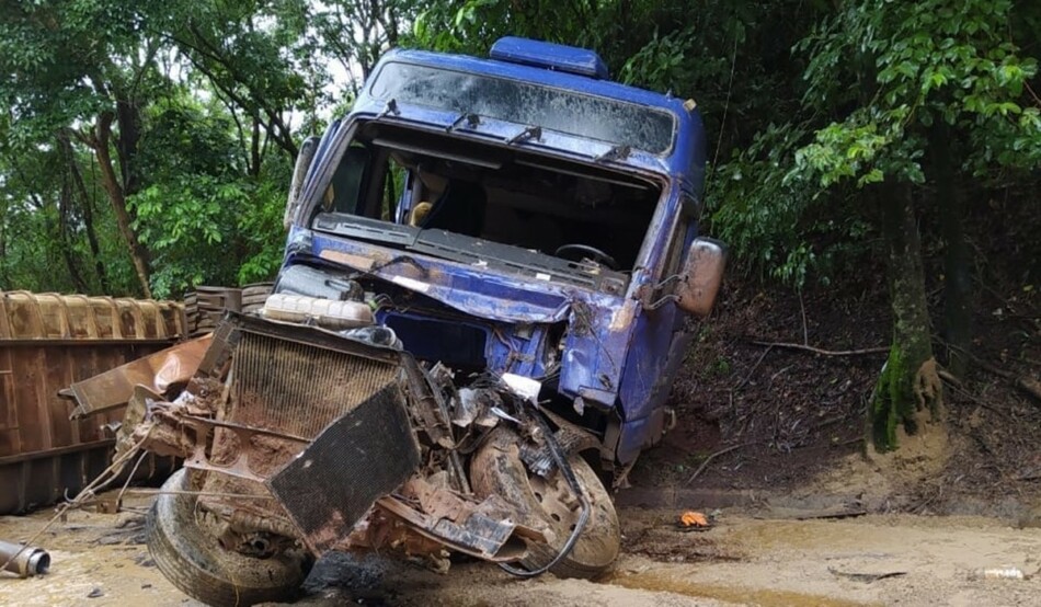 Carreta tomba na BR-262, após motorista perder controle da direção