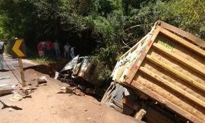 Carretas batem de frente e deixam motorista decapitado em Minas