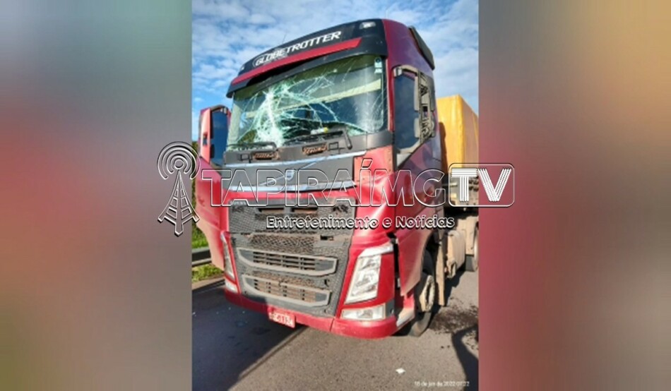Colisão traseira entre duas carretas é registrada na praça de pedágio na BR-262