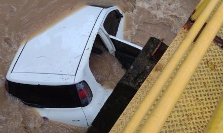 Em Itaúna: Mulher fica ferida após carro cair em ribeirão