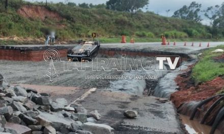 Carro cai em buraco de obra na BR-262 em Córrego Danta