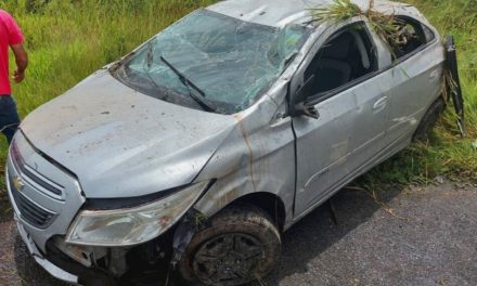 Mulher e criança ficam feridas após carro capotar na BR-354, em Formiga